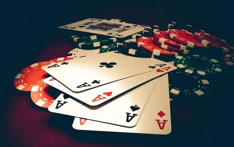 Tampilan layar permainan roulette dan blackjack di kasino online KM897 dengan antarmuka yang responsif